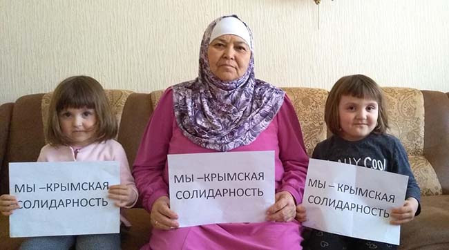 ​Флешмоб в поддержку задержанных активистов в Крыму продолжается