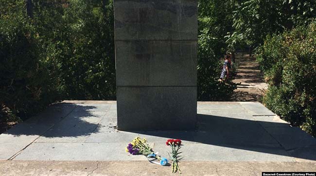 ​У Саках поклали квіти до пам'ятника Лесі Українки на День Незалежності України