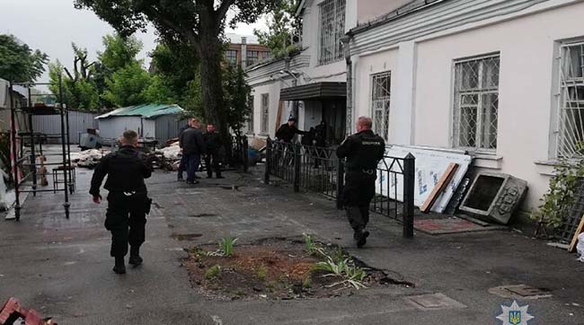 ​Поліція Києва розшукує злочинців за озброєний напад на ринку