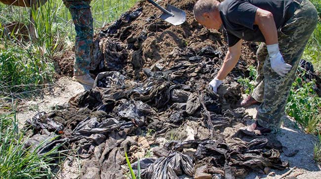 ​Поблизу Дніпра на звалищі знайшли десятки мішків з речами загиблих АТОвців