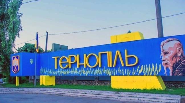​У відповідь на закон про ІНП у Тернополі вивісять червоно-чорні прапори