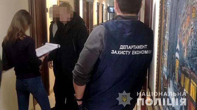 ​У Києві поліція затримала адвоката за спробу надання прокуророві 30 тисяч доларів хабара