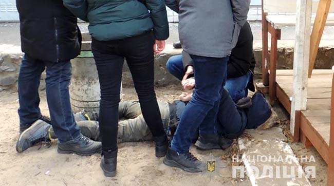 ​У Києві 19-річний юнак зґвалтував 11-річну дівчину та ще й вимагав від неї грошей