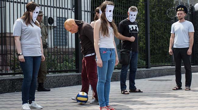 ​Біля посольства рф у Києві пройшла акція «путін грає людськими життями»