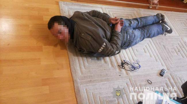 ​У Києві на місці злочину затримали раніше судимого «домушника», який заліз у квартиру із сигналізацією