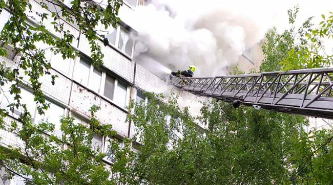 У Києві в Святошинському районі горіла багатоповерхівка. Пожежа виникла на шостому поверсі