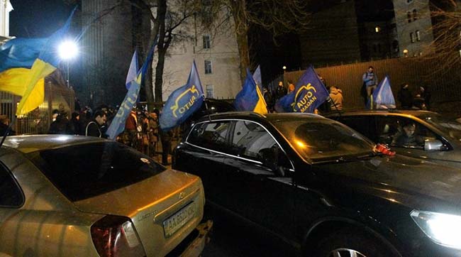 ​До суду направлено обвинувальний акт стосовно трьох «тітушок», які сприяли затриманням активістів «Автомайдану»