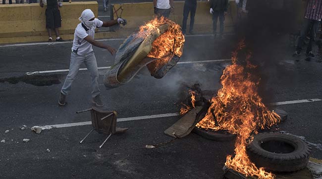 ​Число загиблих в ході протестів проти президента Венесуели Ніколаса Мадуро досягло 23 осіб
