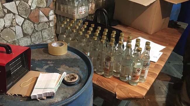 ​У Києві ліквідовано черговий підпільний цех, де виготовляли та зберігали для продажу контрафактний алкоголь