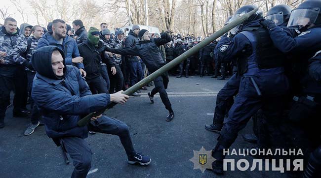 ​Через сутичку біля ВР слідчі готують підозри трьом особам, які нанесли тілесні ушкодження учасникам мітингу та правоохоронцям