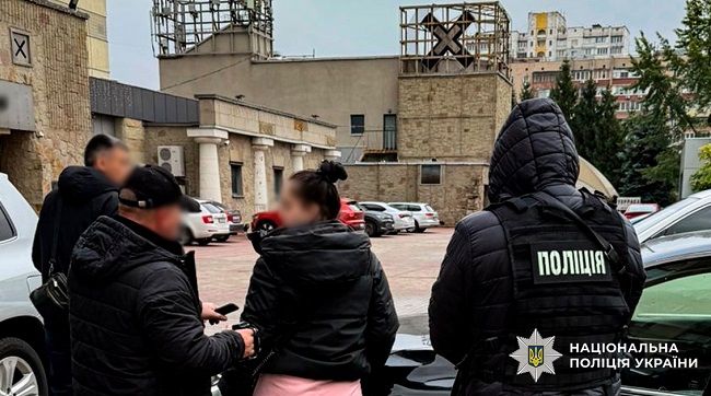 ​У Києві Нацполіція викрила зловмисницю, яка заробляла на небажаючих служити у війську