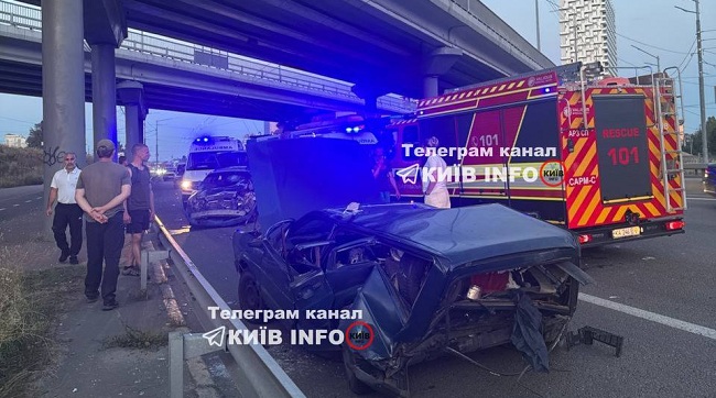 ​У Києві на Почайній сталася смертельна аварія: очевидці затримали водія-втікача