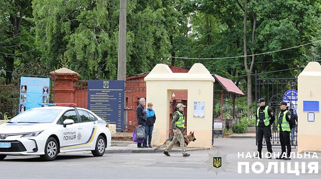 ​Київська поліція забезпечує правопорядок під час проведення поминальних днів