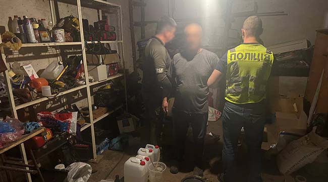​Виготовляли та збували психотропи у столиці - поліцейські Києва затримали членів наркоугруповання