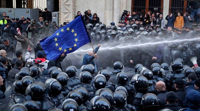 ​Мітинги в Сакартвело, що вимагають мітільгувальники під Парламентом в Тбілісі. В країні політична криза