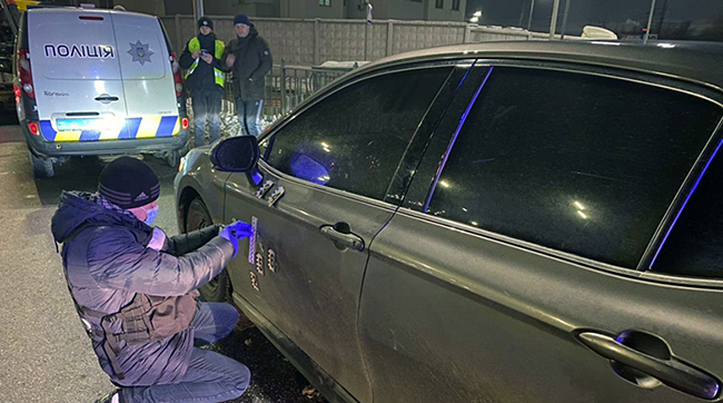 ​У Києві спецпризначенці та оперативники затримали осіб, які обстріляли авто на Оболоні