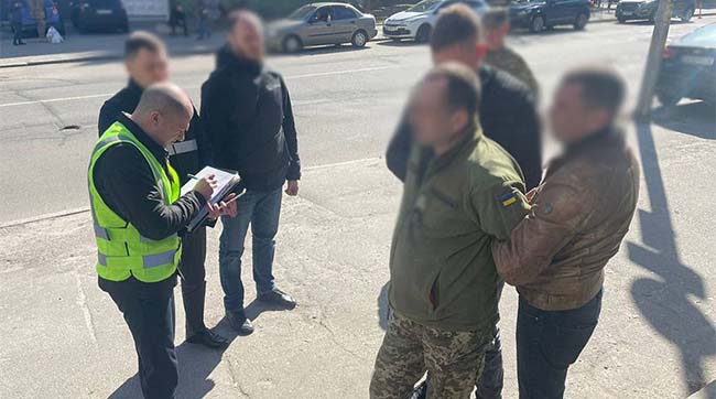​Поліцейські Києва викрили у корупційній схемі працівника ТЦК, який брав 90 доларів за постановку автомобілів на військовий облік та не передавання їх до ЗСУ