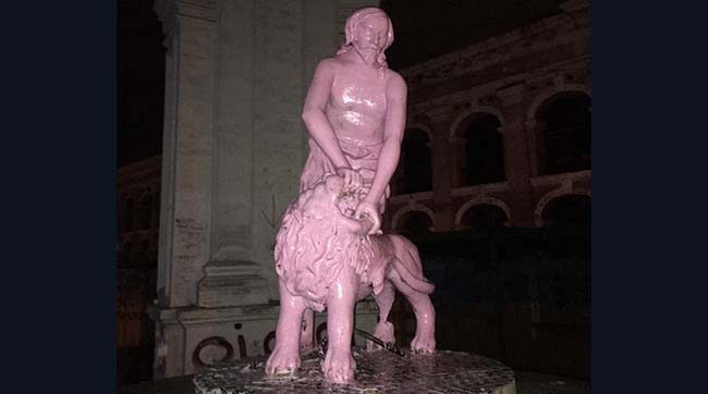 ​На Подолі затримали трьох молодиків, які пофарбували фонтан «Самсон» рожевою фарбою