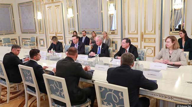 ​Під час зустрічі з Зеленським у Києві сенатори США пообіцяли добиватися у Конгресі збільшення допомоги для України