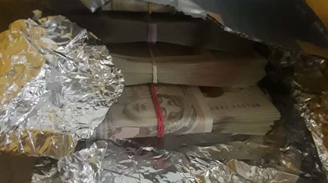 ​Українець попався в «Шегинях» з повними коробками англійських фунтів - тепер на нього чекає штраф за контрабанду грошей