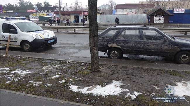 ​У Дніпровському районі трьох киян впіймали на крадіжці з автомобіля