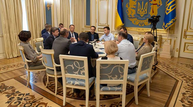 ​Президент України Володимир Зеленський проводить зустріч з керівництвом Верховної Ради та парламентських фракцій