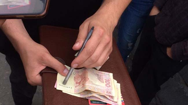 ​У Києві затримали грабіжника, який встиг зняти з банківського рахунку потерпілого гроші біля столичного вокзалу