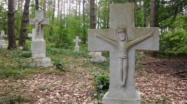 ​У Польщі напали на активістів, які відновлювали український цвинтар
