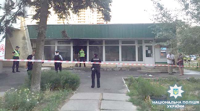 Київські поліцейські встановлюють причини та обставини пожежі у банківському відділенні