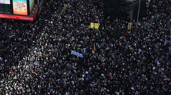 Тисячі жителів Гонконгу вийшли на санкціоновану ходу - це перша санкціонована акція протесту
