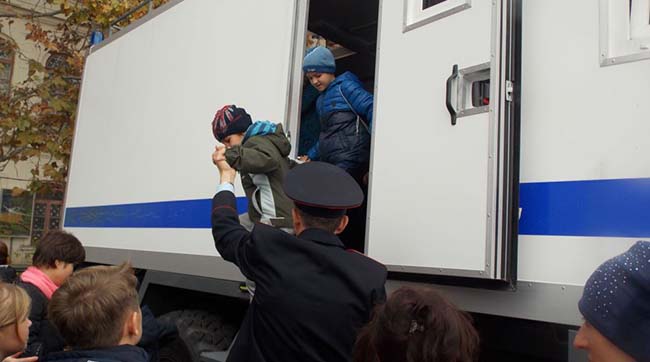 ​В Крыму детки и ватные мамаши добровольно прыгали в автозаки - в честь дня МВД