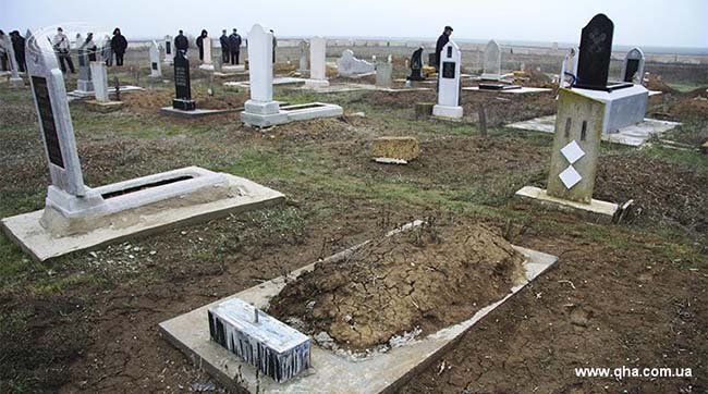 ​В Крыму продолжают осквернять мемориалы депортации крымскотатарского народа
