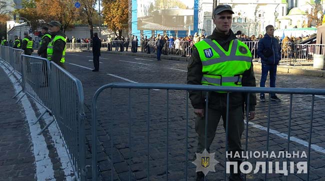 ​У Києві на Майдані Незалежності активісти намагалися встановити намет. Поліція завадила цьому