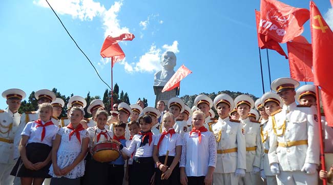 ​В Крыму оккупанты открыли памятник Ленину под детские клятвы на верность «СССР»