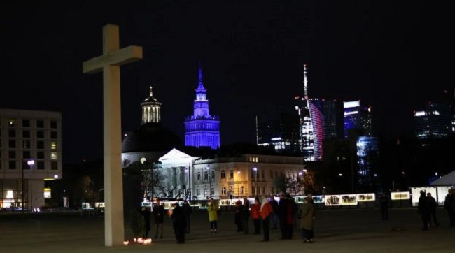 ​Символ віри у вогні: чому на Страсну п’ятницю згоріла реліквія - хрест Івана Павла II?