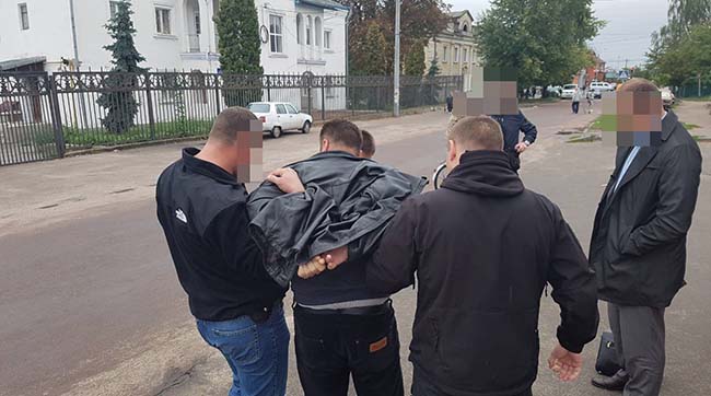​У Бердичеві прокуратура спільно з правоохоронцями затримали на хабарі майора поліції