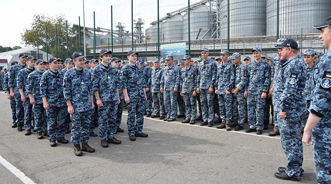 ​До Одеси прибули звільнені з полону українські екіпажі катерів ВМС ЗС України
