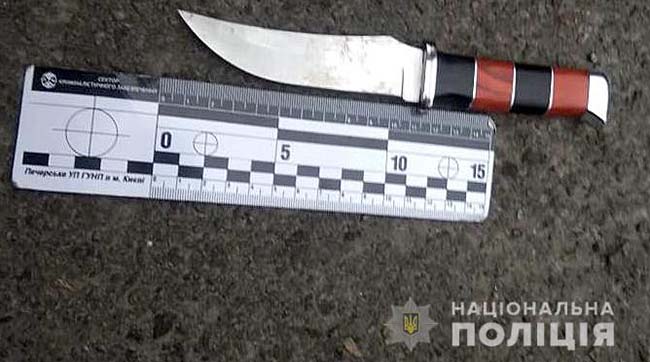 ​На Печерську спецпризначенці затримали молодика за напад із ножем на продавця антикваріату