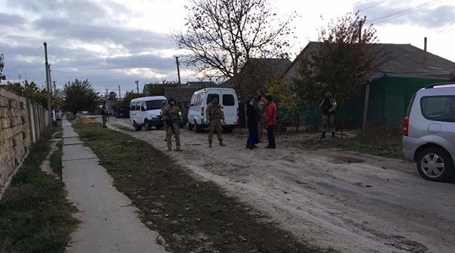​В Крыму российские оккупанты опять ворвались с обыском в дом крымских татар