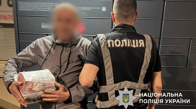 ​Ховав психотропи в дитячих іграшках та відправляв поштою клієнтам: поліцейські Києва затримали наркоторговця із понад 2,6 кг солі PVP