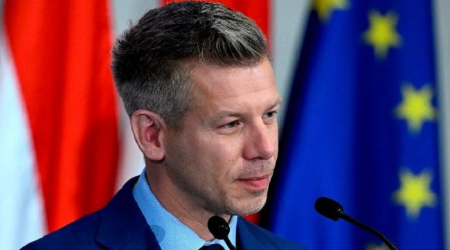 ​Петер Мадяр відкладає вирішення питання повернення вилучених коштів Ощадбанку Україні на потім