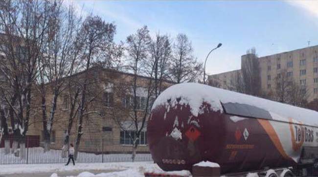 ​У Києві демонтовано газову заправку, яку нелегально встановили біля навчального закладу