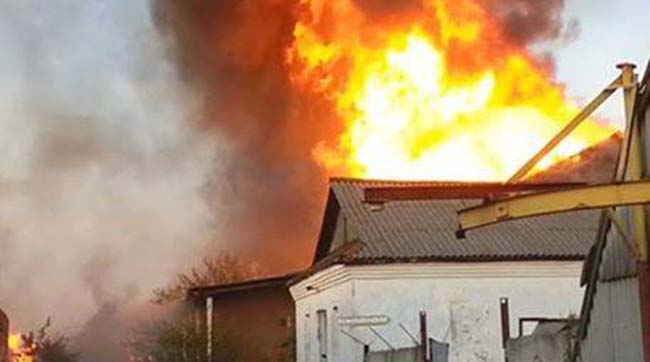 ​Поліцейські з’ясовують причини масштабної пожежі на складах у Старокостянтинові