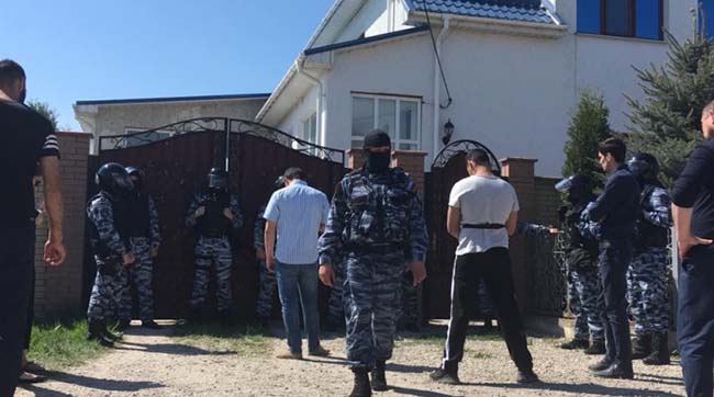 ​В Крыму массовые обыски у крымских татар и борьба оккупантов с национальными флагами