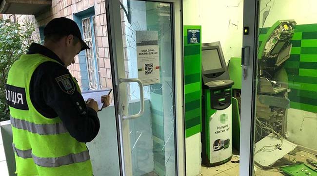 ​У Києві розшукують зловмисників, які підірвали банкомат і викрали гроші