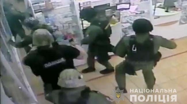 ​У Києві оперативники затримали росіянина за напади на столичні аптеки та кредитні установи