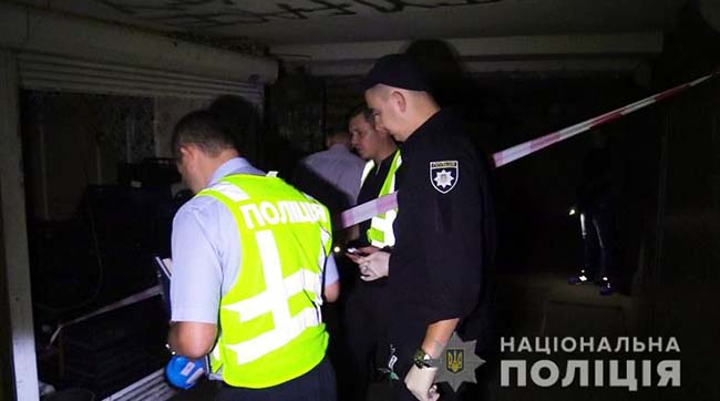 ​Столична поліція розшукує убивць чоловіка у підземному переході в Голосіївському районі