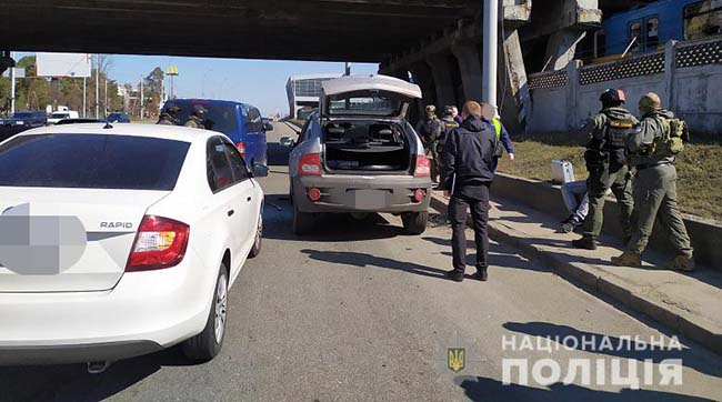 ​Столичні оперативники затримали чоловіка, який скоїв розбійний напад на киянина та відібрав у нього 300 тисяч гривень