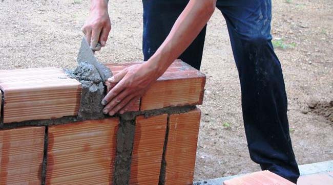 ​Український заробітчанин загинув на будівництві у Польщі. 52-річний чоловік впав з даху і помер на місці