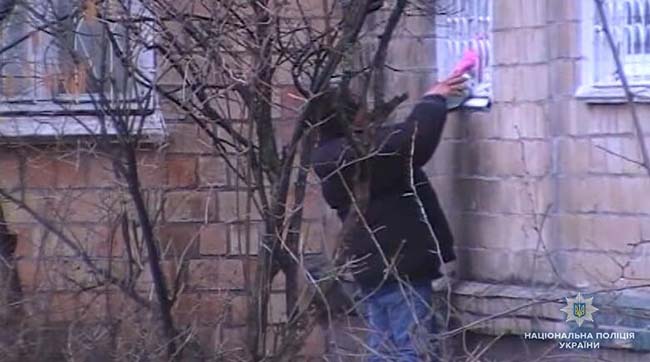 ​На столичному Подолі правоохоронці викрили двох жінок, які через вікно квартири торгували самогоном